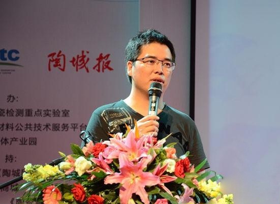 陶城报社副社长罗杰致欢迎词