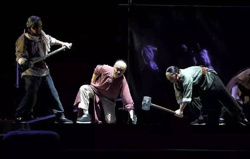 &ldquo;不要怕，抡起你手中的大锤

把这枚带血的道钉，砸进这京张铁路！&rdquo;