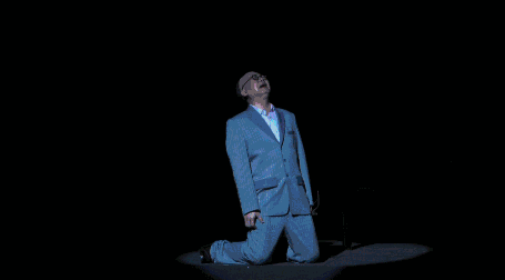 舞台上剧情紧张，音乐震撼人心