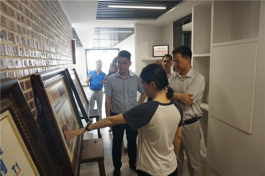 参观广东新媒体产业园内数字出版示范单位陶城报