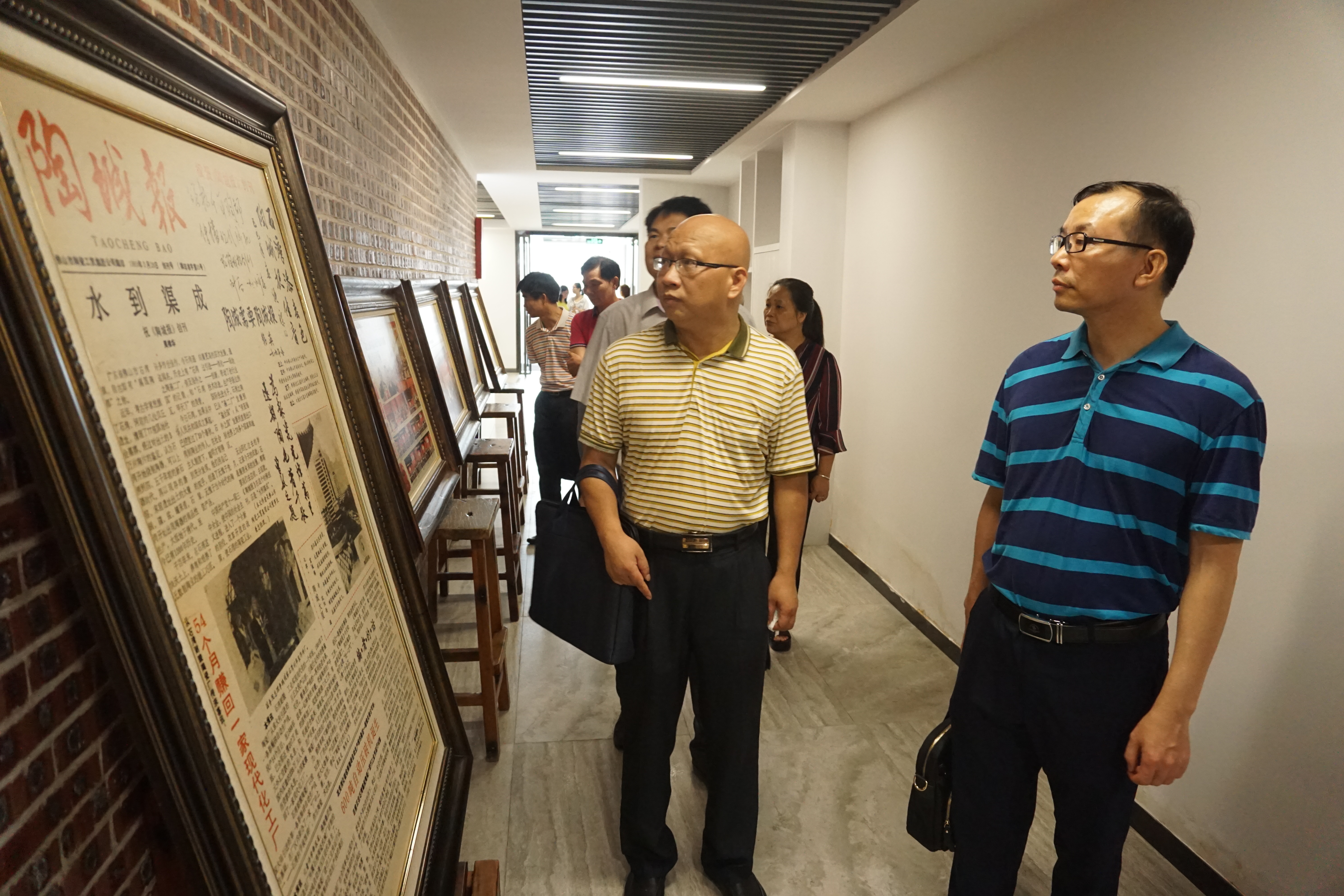 参观佛山新媒体产业园的陶城报