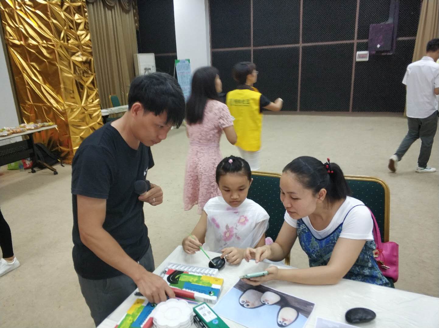 “职工心向党·绘出新时代”职工彩绘石头团建活动