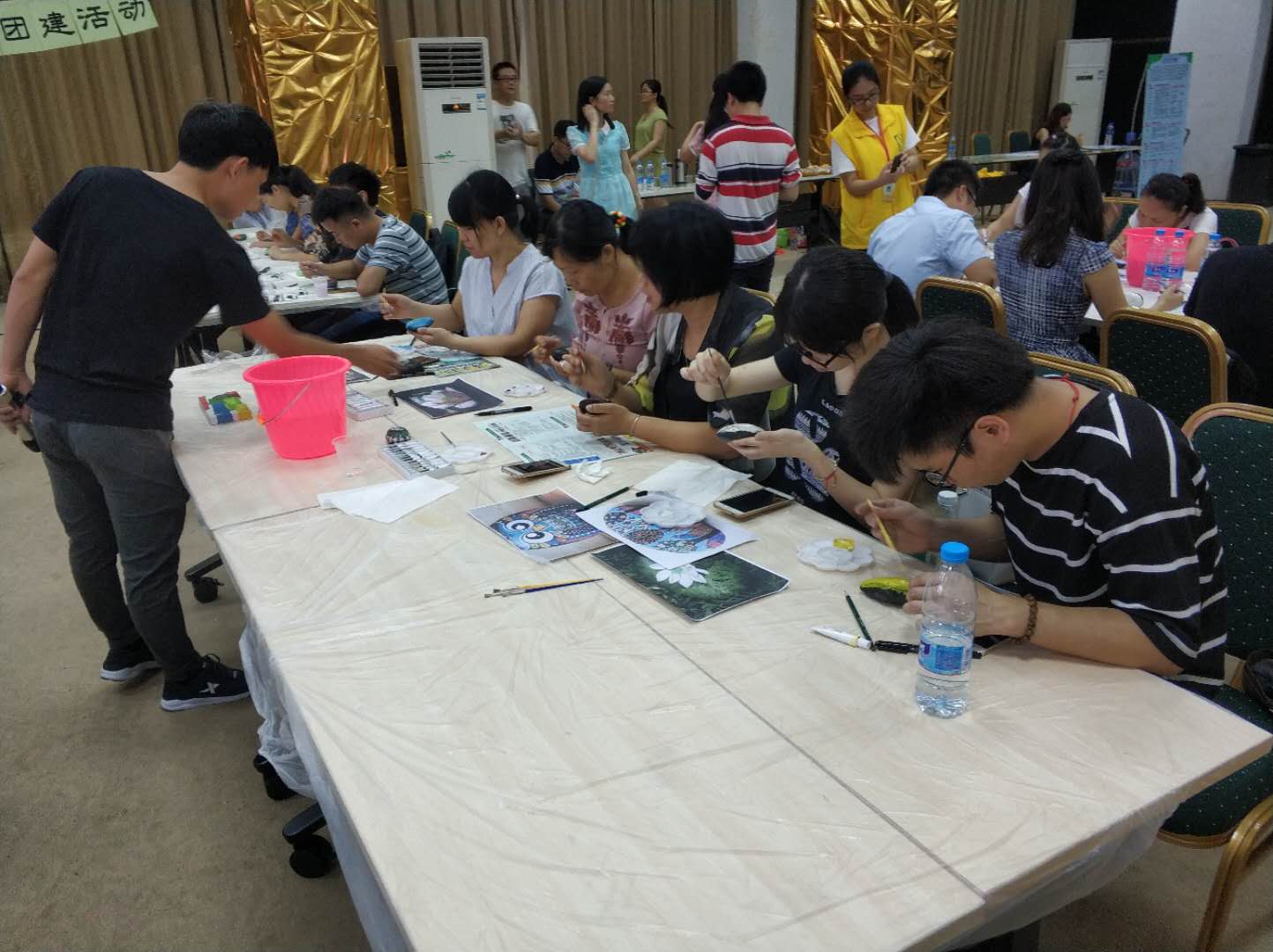 “职工心向党·绘出新时代”职工彩绘石头团建活动