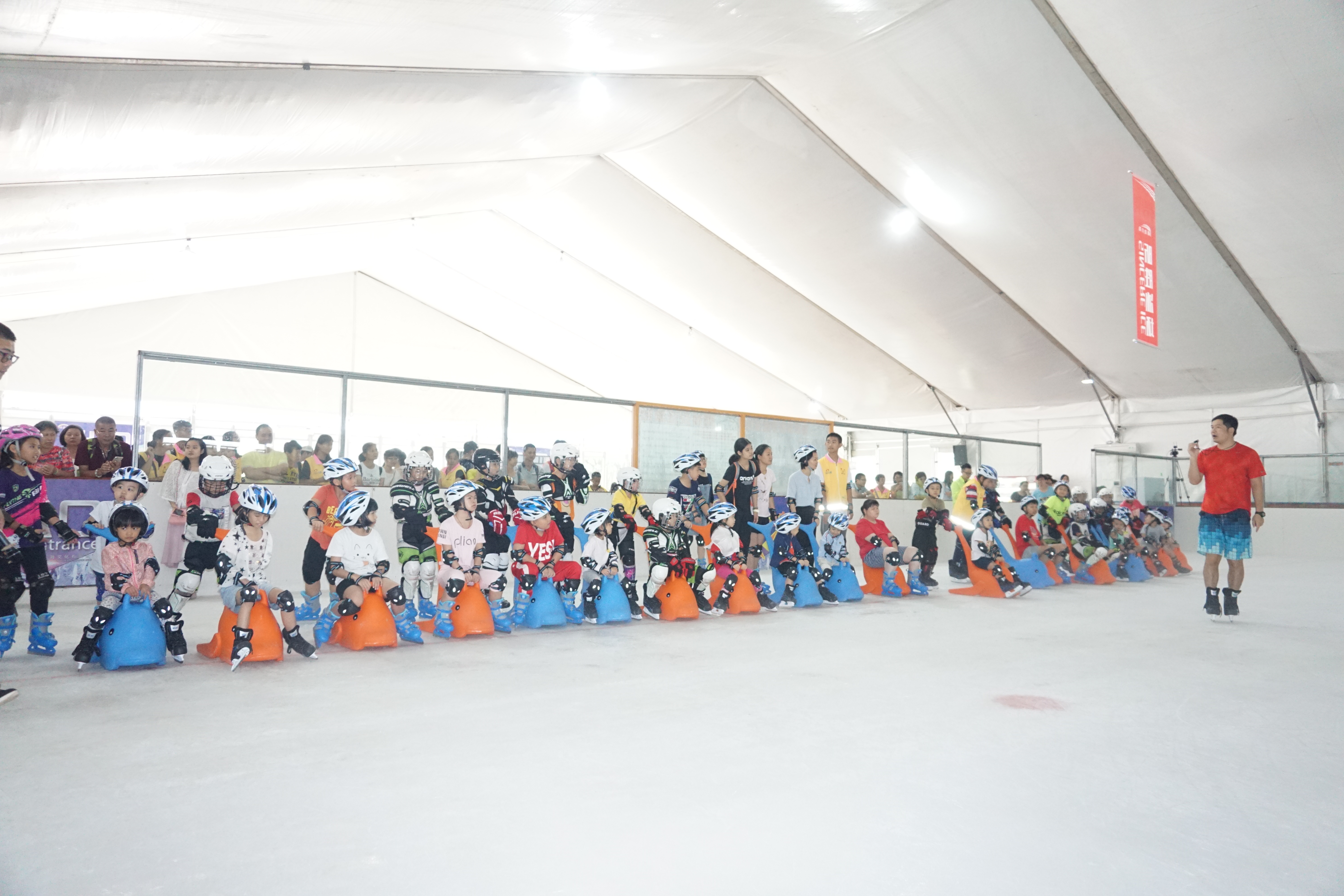 新媒体园助力举办佛山首次冰上公益体验活动