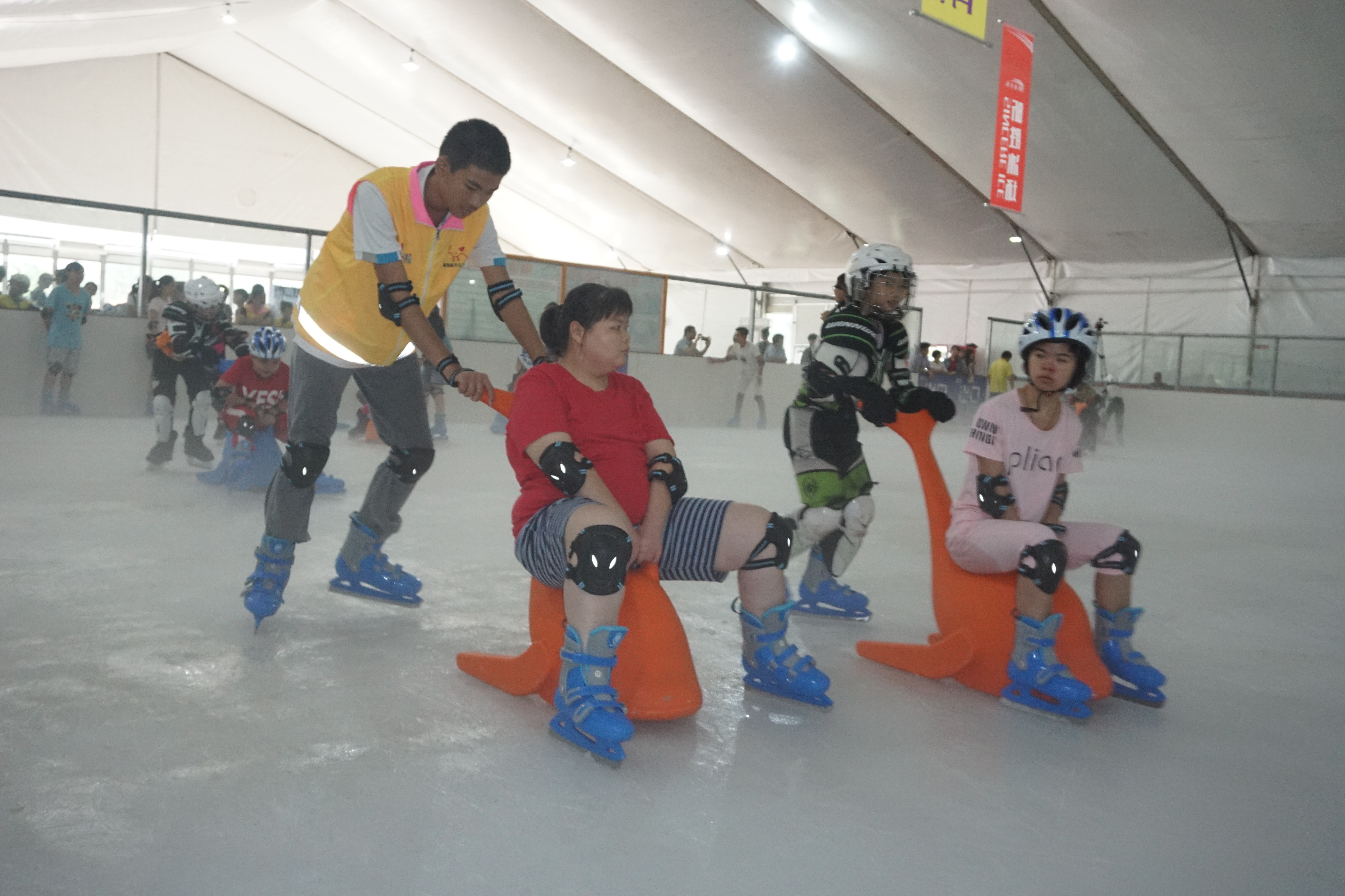 新媒体园助力举办佛山首次冰上公益体验活动