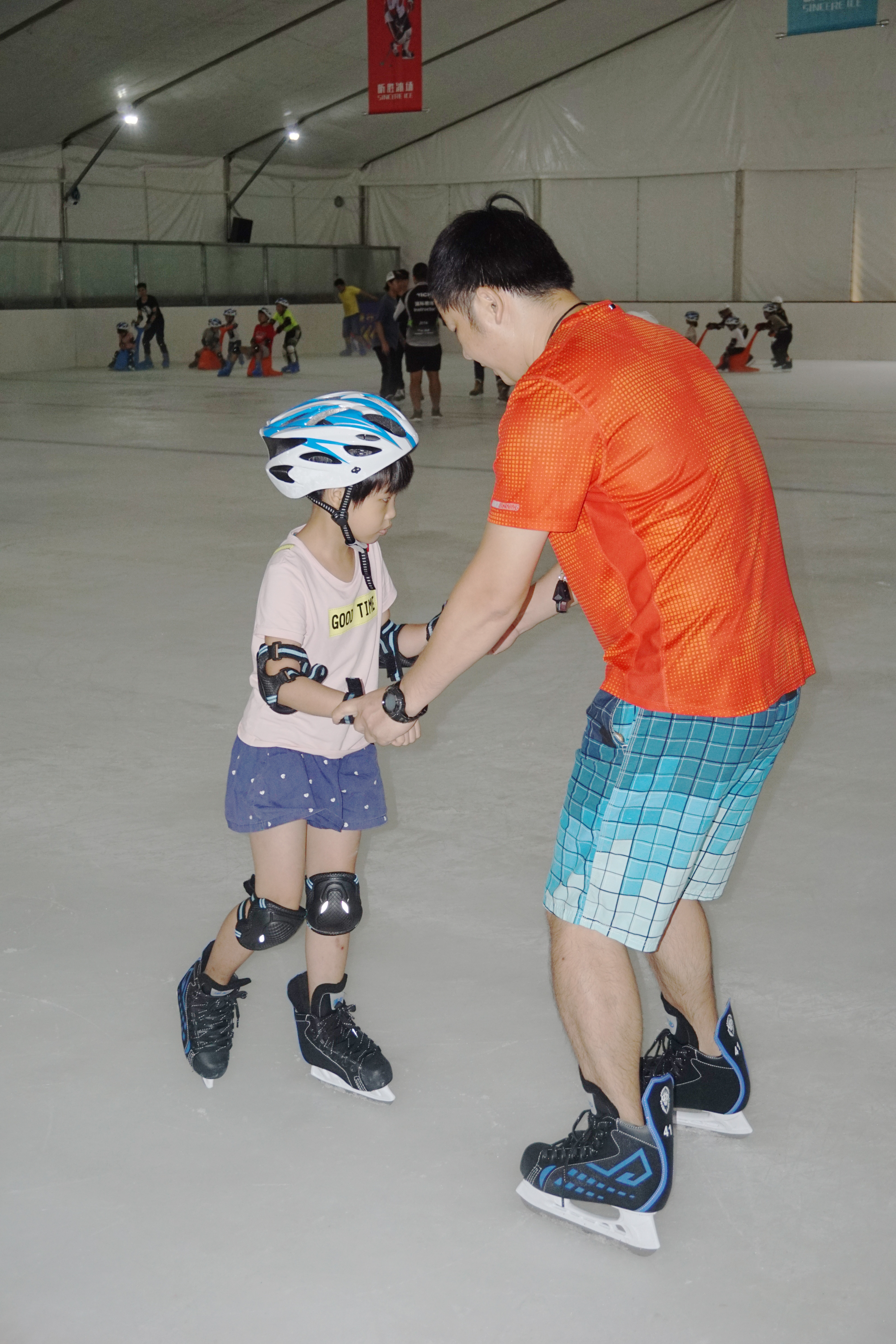 佛山举办首次冰上公益体验活动