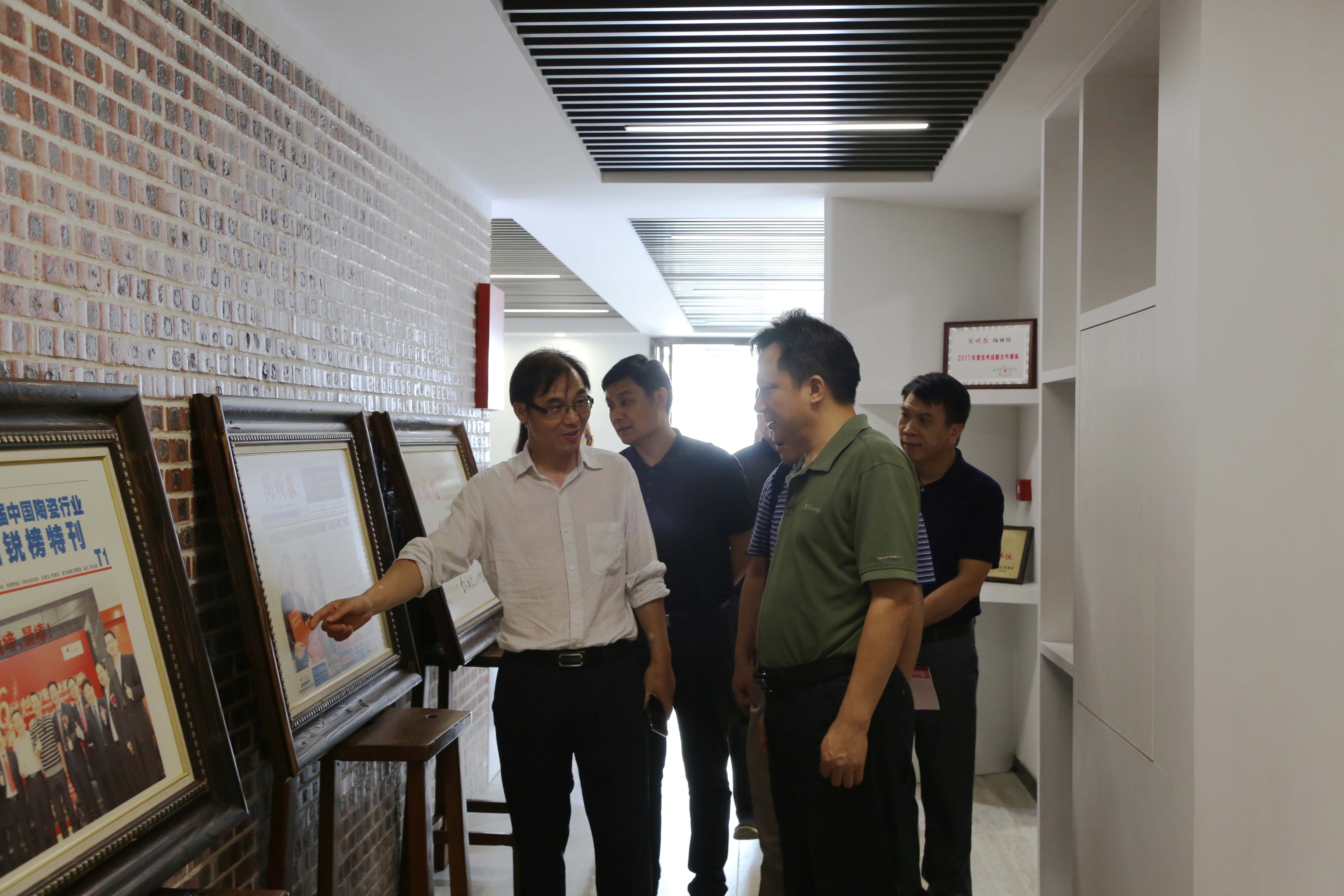 张槎街道党工委书记刘志诚到新媒体园调研