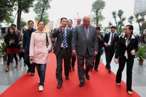 美国福遍郡政府代表团到新媒体园参观交流